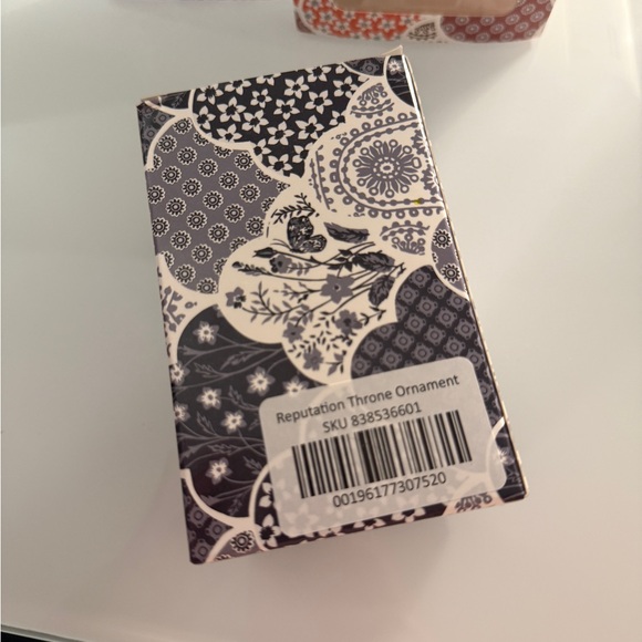 Reputation Throne Ornament - Picture 3 of 3